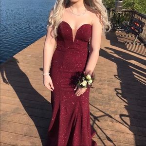 Strapless burgundy sparkle prom dress 🌹